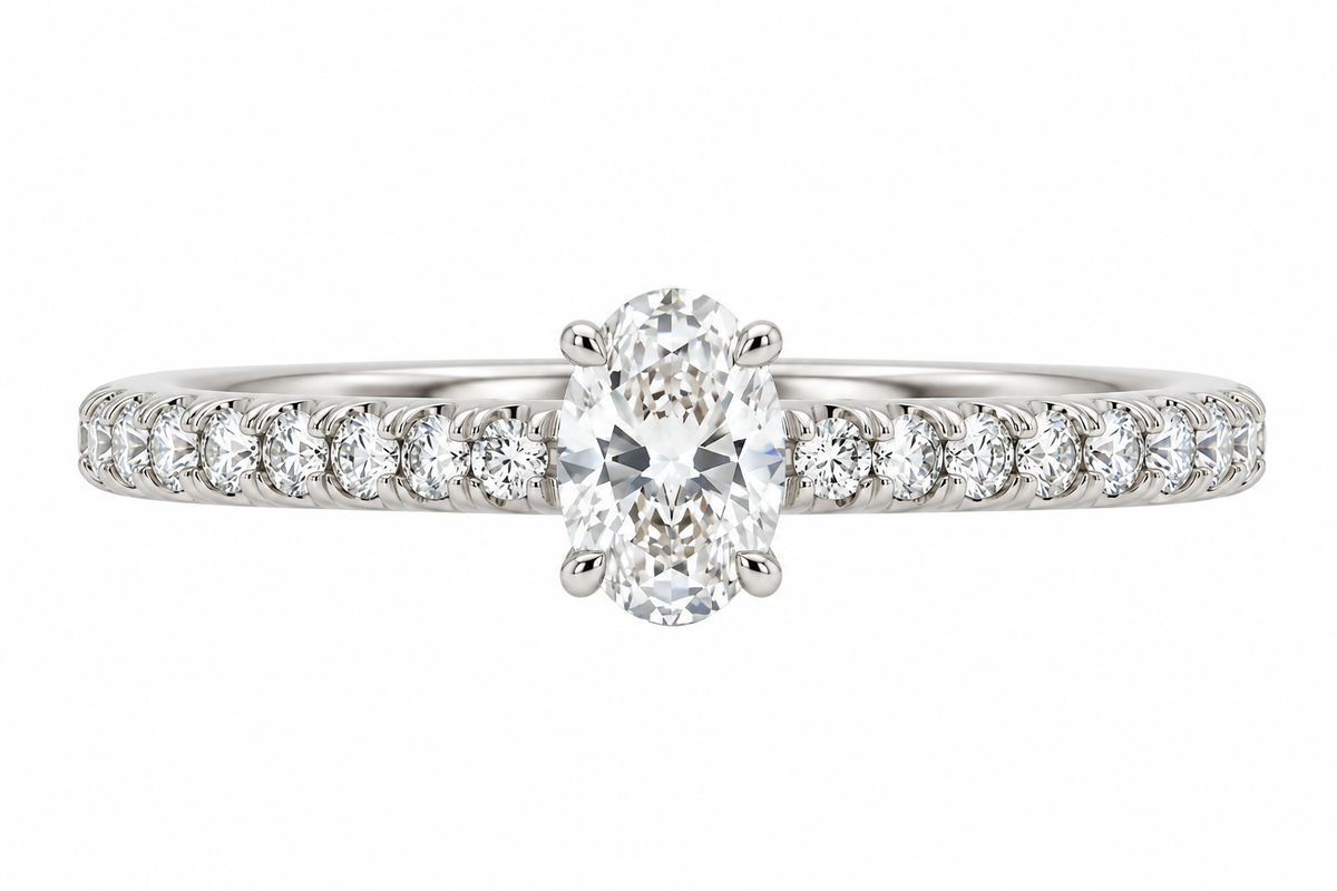 Bague à coupe ovale avec monture cathédrale
